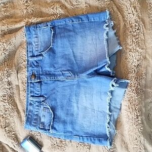 Stretchy denim shorts from Stradivarius...